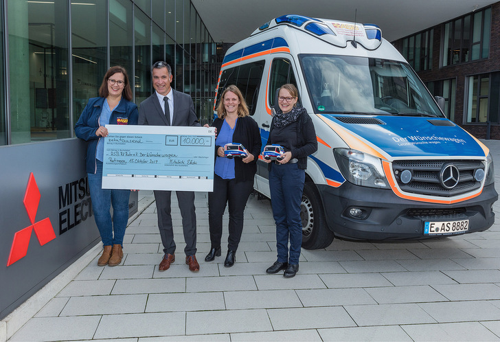 Bei der Spendenübergabe an den ASB, Regionalverband Ruhr. V.l.n.r.: Annika Schulze-Aquack, Geschäftsführerin des ASB Regionalverband Ruhr e.V., Gerd Hofer, Vertriebsleiter Deutschland Living Environment Systems Mitsubishi Electric, Magarete Gniep, Referentin der Geschäftsführung des ASB und Amelie Hecker, Projektleitung des Wünschewagens.