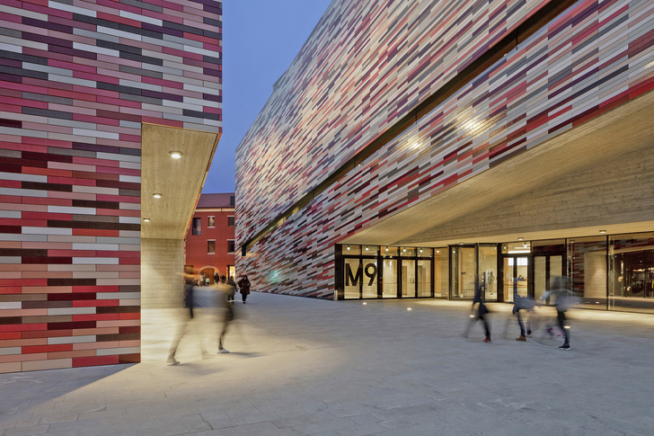 Im neuen Museum M9 in Venedig-Mestre kamen Schlitzdurchlässe INDUL N von Kiefer zum Einsatz.