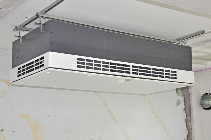 Lüftungsgerät Duplex Vent 800 als Deckenmontage im Rohbau eines Klassenzimmers. Zwei Drittel des teilintegrierten Gerätes verschwinden später in der Zwischendecke. - © Bild: Airflow
