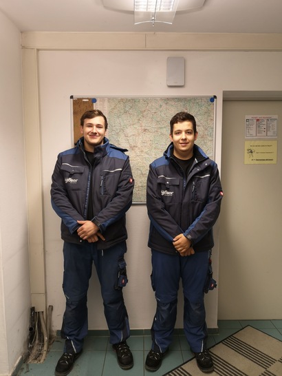 Nico Dopieralski (links) und Felix Dippel sind zwei der drei neuen Azubis beim Eisinger Fachbetrieb. Auf dem Bild fehlt Magomed Artsuev. - © Paul Müller Kälte-Klimatechnik
