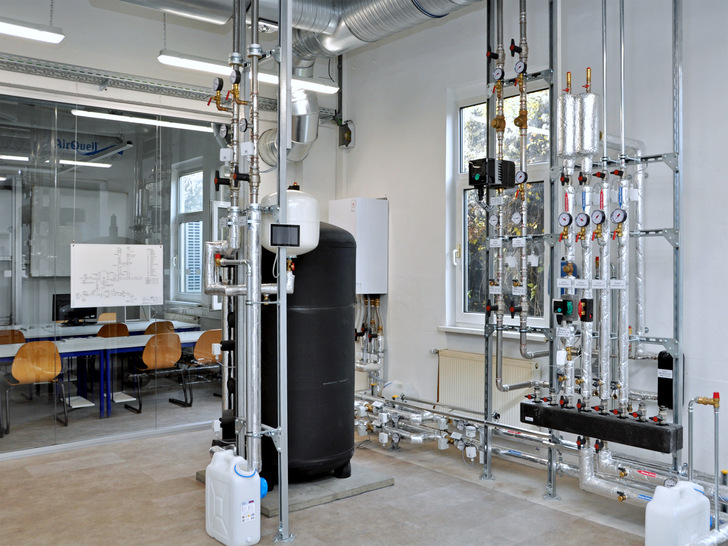 In dem Schulungsraum können zukünftige BTGA-Servicemonteure theoretische und praktische Kenntnisse erwerben.