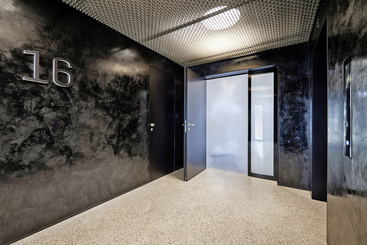 Überdruck im Sicherheitstreppenraum und den Vorräumen von Feuerwehraufzügen hält Rauch aus einer Brandetage zurück.