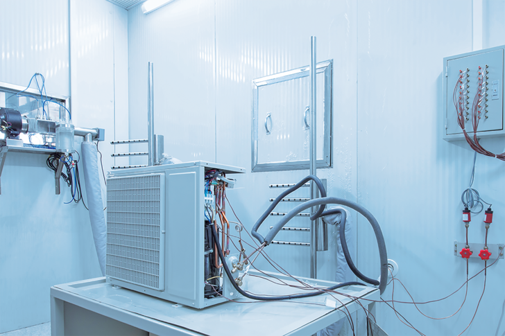 Auch in der Kältemittelindustrie erhöht sich der Automatisierungsgrad und verlangt nach einer Einbindung der Dichtheitsprüfung in den automatisierten Fertigungsprozess.