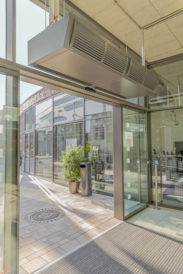 Der dauerhafte Betrieb des Türluftschleiers in einer Grundstufe bei geschlossenen Türen kann sinnvoll sein, um schnellstmöglich einen effektiven Luftschleier aufzubauen, sobald die Türen öffnen.