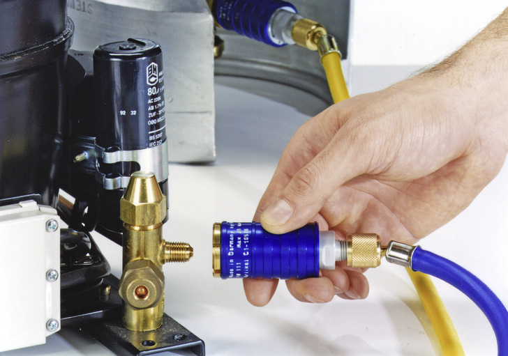 Service Adapter TW111 zum Füllen und ­Evakuierne von Kältemitteln für den kundenseitigen Niederdruckanschluss