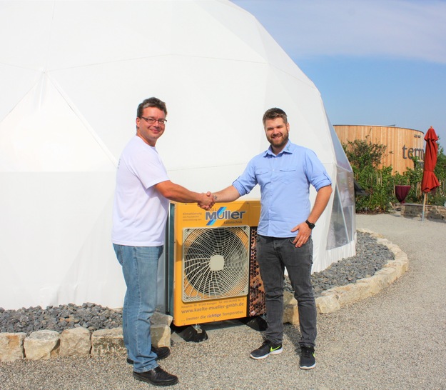 Hartmut Vierle (links) und Felix Zimmermann (Paul Müller Kälte- und Klimatechnik GmbH) ziehen beim Bienenprojekt HOBOS an einem Strang.