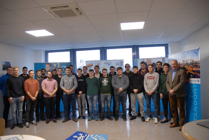 Der neue Studienjahrgang WS19 der ESaK mit Akademieleiter Prof. Dr. Alexander Krimmel (rechts).