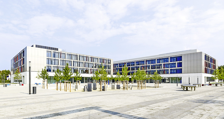 Auf einem Areal von rund 46 500 m2 entstand im Dresdner Stadtteil Tolkewitz ein moderner Schulkomplex. - © Bild: Architekturfotografie Krummow DGPh / Isover
