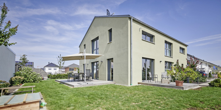 233 m² Gebäudenutzfläche mit einem Heizwärmebedarf von 18 kWh/m²a, einer Heizlast von 13 W/m² und einer Kühllast von 6 W/m² – das sind die wesentlichen Kennwerte des Neubaus in Wörth am Rhein.