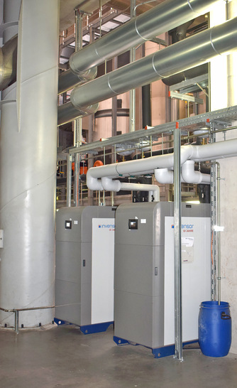 Die beiden installierten Kälteanlagen direkt neben dem Kraftwerk