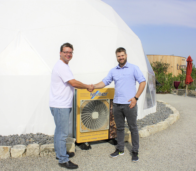 Hartmut Vierle (links) und Felix Zimmermann (Paul Müller Kälte- und Klimatechnik GmbH) ziehen beim Bienenprojekt HOBOS an einem Strang.