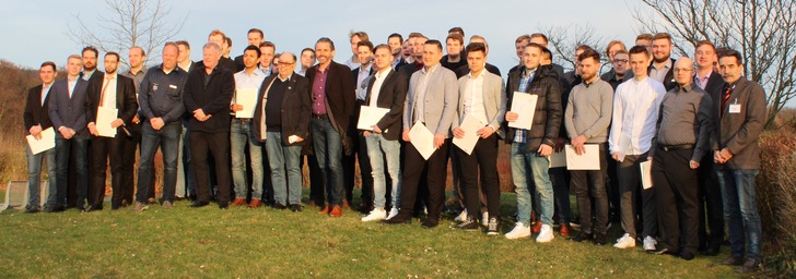 Nachdem 2 Teilnehmer noch in die mündliche Prüfung durften, konnte die Prüfung mit nur 44 erfolgreichen Absolventen beendet werden.