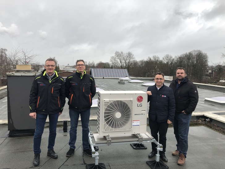 Die Büroräume der GEITEKK GmbH werden ab sofort von einer LG Multi V S R32 effizient und nachhaltig klimatisiert. Im Bild (v.l.n.r.): Thomas Reiher (Geschäftsführer GEITEKK GmbH), Thorsten Drewes (Geschäftsführer GEITEKK GmbH), Andreas Gelbke (Vertriebsleiter LG Air Solution), Olaf Bork (Regionalverkaufsleiter Nord LG Air Solution).