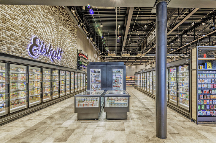 Moderne Technik unter rustikaler Architektur mit Marktplatz-Atmosphäre