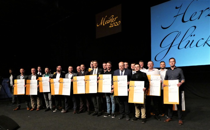 Absolventen der Bundesfachschule Kälte-Klima-Technik Harztor mit ihren Meisterbriefen.