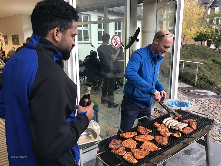 Ein Kälte wartet auf die erste Grillwurst