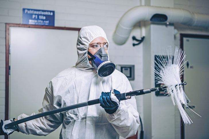 Luftleitungen werden mit speziellen angetriebenen Reinigungsbürsten intensiv gesäubert. - © Bild: Mez-Technik
