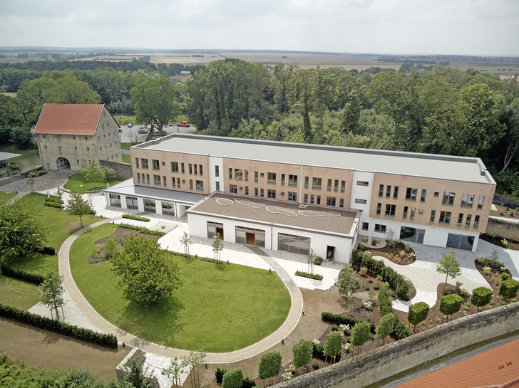 Blick auf das Rittergut (links) und den modernen Hotelkomplex (rechts).