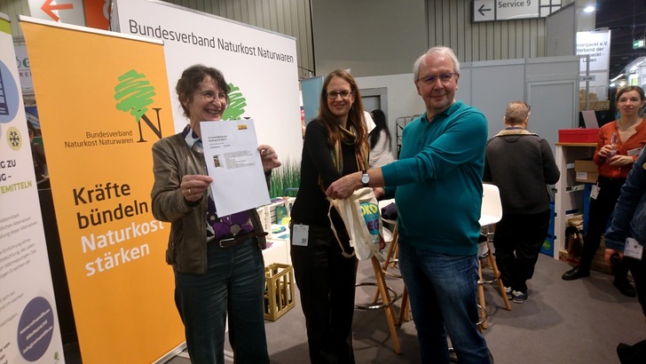 Ziehung der Gewinner am BNN-Stand auf der BioFach durch Elke Röder und Hans-Josef Brzukalla vom BNN und Britta Pätzold, HEAT GmbH (Mitte) 
