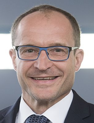 Patrick Stern, Product & Market Manager von ebm-papst, stellt in einer digitalen Produktvorstellung den neuen Axialventilator AxiEco Protect vor.