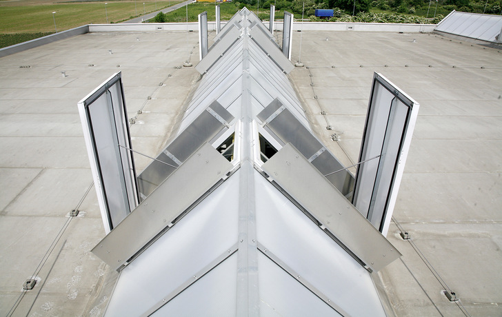 Dachoberlichter im geöffneten Zustand, in denen sich Wärmelasten abführen lassen.