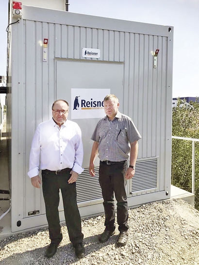 Zufriedene Projektpartner bei der Endabnahme: Martin Stützer, kaufmännischer Leiter WOCO Eisenacher Kunststofftechnik (rechts) und Günter Sareyko, Vertriebsleiter Reisner (links) vor dem Kältecontainer.