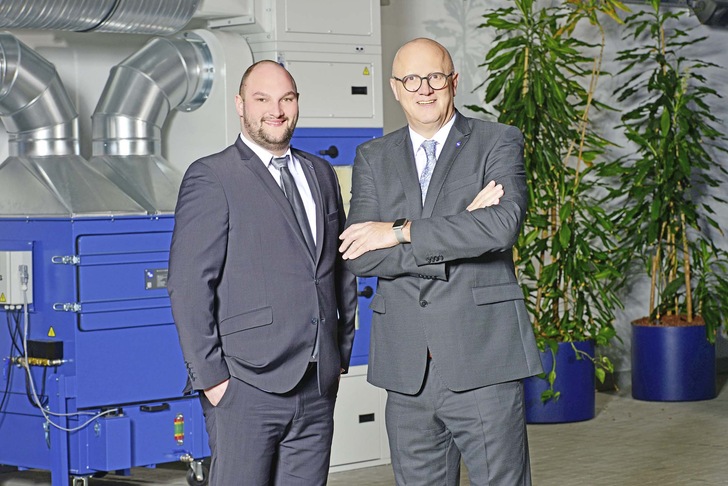 Teka-Geschäftsführer Erwin Telöken (re.) und sein Sohn Simon Telöken blicken positiv auf die Entwicklung des Unternehmens.