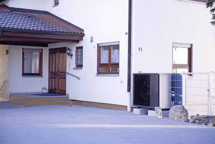 Ölheizung raus – Wärmepumpe rein: Das 1988 erbaute Haus wird seit Januar 2020 mit einer Wärmepumpe Altherma 3 H HT von Daikin beheizt. Hier das Außengerät, das in der Auffahrt des Hauses steht.