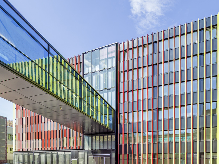 Eine Besonderheit ist die Fassade des CIO: Je nach Blickrichtung leuchtet das Gebäude in Rot oder Grün. - © Bild: Uniklinik Köln
