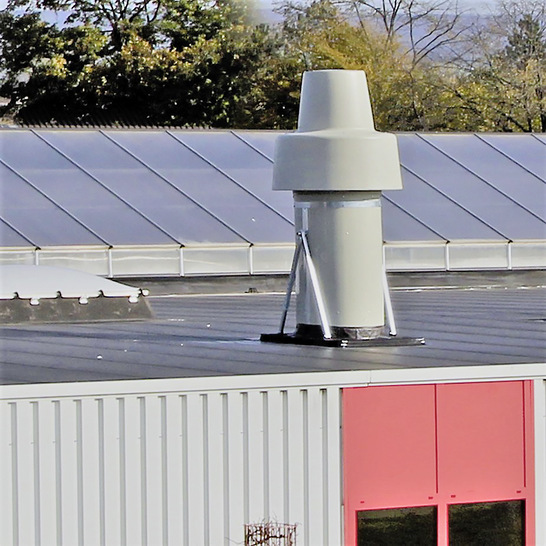 Wärmerückgewinnender ­Dachventilator im Flachdach einer Industriehalle. - © Bild: Vacurant
