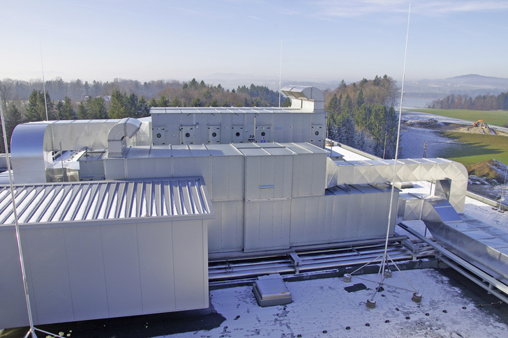 Lüftungsaggregat auf dem Dach der Käserei Gebr. Woerle.