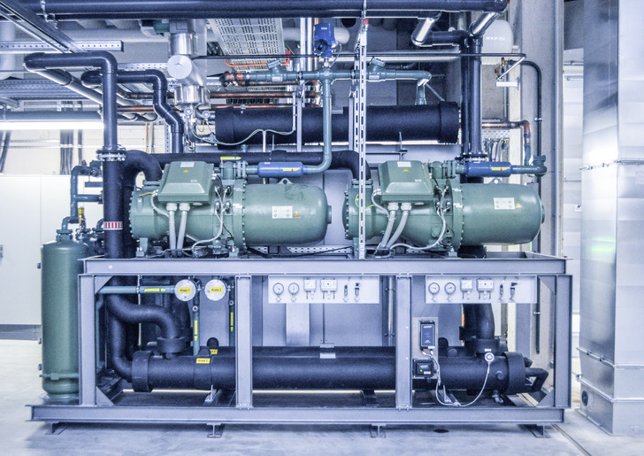 L&R projektierte für Spies insgesamt vier 300 kW-Kälteanlagen der Serie ECOPRO 2.0 für die Werkzeug- und eine 470 kW-Anlage für die Hydraulikkühlung. Alle Anlagen sind mit dem HFO-Blend R 513 A befüllt. - © Bild: L&R Kältetechnik
