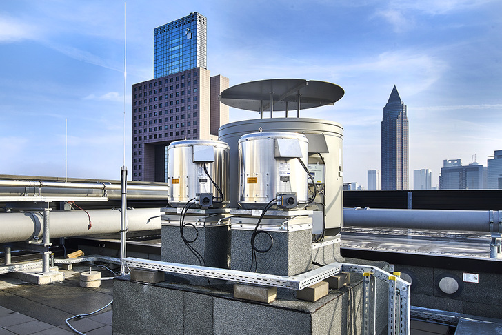 Rauchabzug auf einer Frankfurter Messehalle
