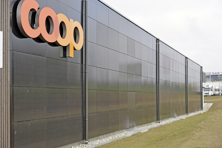 PV-Module auf dem Dach und an der Fassade. Der Coop-Markt in Etagnières kann zusammen mit der Dachfläche eine Leistung von 192 kWp erzeugen. Das Pilotprojekt soll zeigen, wie groß eine PV-Anlage für eine maximale ­Eigenstromnutzung sein muss.
