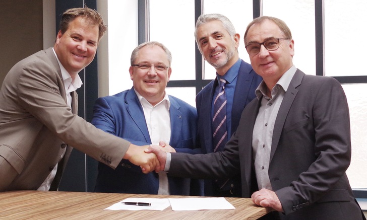 Sie arbeiten gemeinsam an einer nachhaltigen Energielösung für Kühltrailer: Thore Bakker und Dr. Markus Kliffken von BPW zusammen mit Francesco Incalza und Bernd Lipp von Thermo King (v.l.).