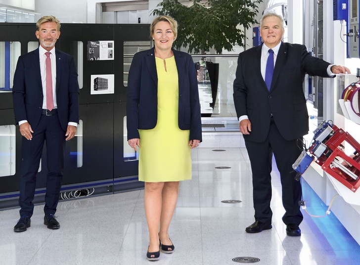 Der neue Stiftungsvorstand der Heinz Trox-Stiftung (v. li.): Volker van Kempen, Christine Roßkothen (neu) und Paul Schwarz (Vorsitzender).