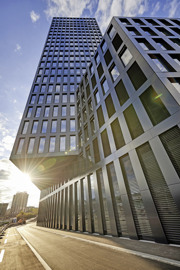 Eine auch architektonisch herausragende Landmarke im Herzen von Basel ist der fast 80 m hohe Grosspeter Tower mit seiner markanten Photovoltaik-Fassade. - © Bild: Systemair / Gabriel
