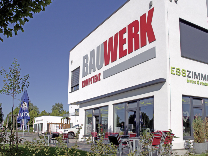 Im „Bauwerk“-Kompetenzzentrum in Zweibrücken kann man sich auf 1800 m² Fläche zu den Themen Bauen, barrierefreies Wohnen, Renovieren, Sanieren, Gartengestaltung und Energiesparen beraten und inspirieren zu lassen.