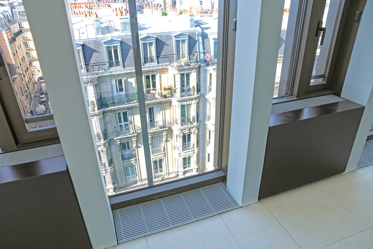 Dezentrale Lüftungs- und Klimageräte – hier Fassadenlüftungsgeräte im Boden in Kombination mit Brüstungsgeräten zum Temperieren.