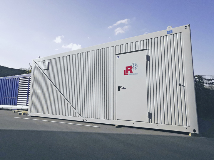 Die Kälteanlage wurde platzsparend in zwei Containern untergebracht, die vor Ort in Doppelstock-Anordnung installiert werden. - © Bild: L & R Kälte
