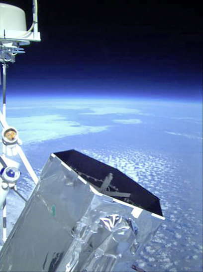 Blick über Nord-Kanada mit dem Lidar-Teleskop im Vordergrund (und den Maskottchen der Mission Maus und Elefant in Raumanzügen).