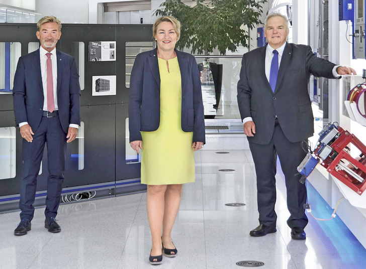 Der neue Stiftungsvorstand der Heinz Trox-Stiftung (v. li.): Volker van Kempen, Christine Roßkothen (neu) und Paul Schwarz (Vorsitzender).