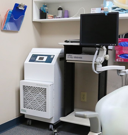 In kurzer Zeit entwickelten Tri-Dim und ebm-papst gemeinsam das portable Unterdruck-Luftfiltersystem Tri-Kleen 500UV (links unten).