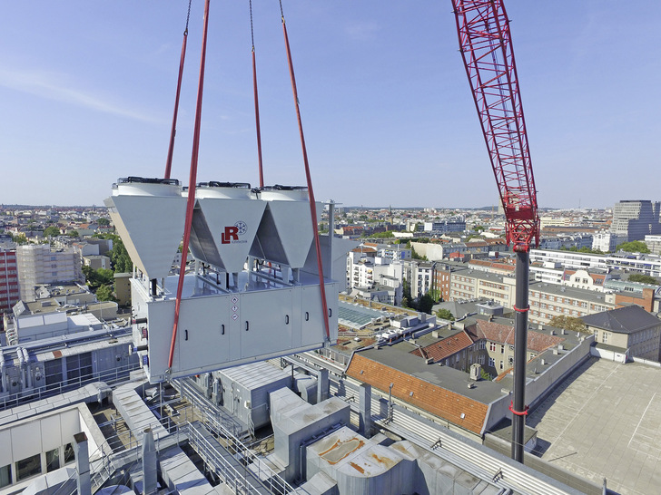 Am Haken: Die Kälteanlagen wurden auf dem Dach des Kaufhauses installiert.