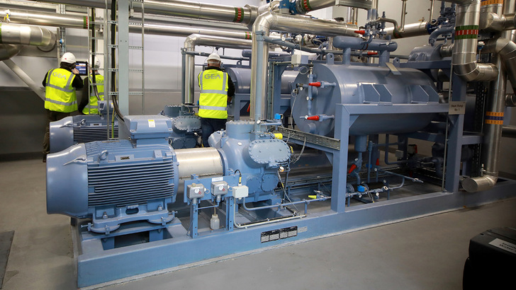 Dieses bei Aurivo installierte Wärmepumpensystem von GEA basiert auf einem Kolbenkompressor 65HP von GEA Grasso.