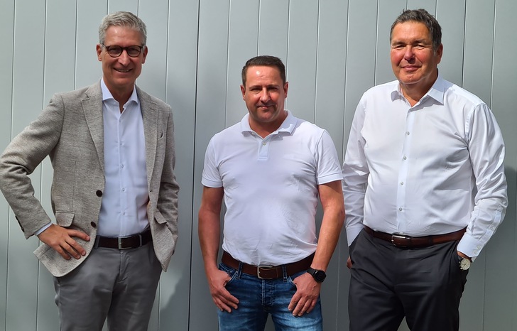 Konzmann-Geschäftsführer Thomas Endres und Mario Bittner (li. und re.) mit Boris Becker, Geschäftsführer der Trenker GmbH.