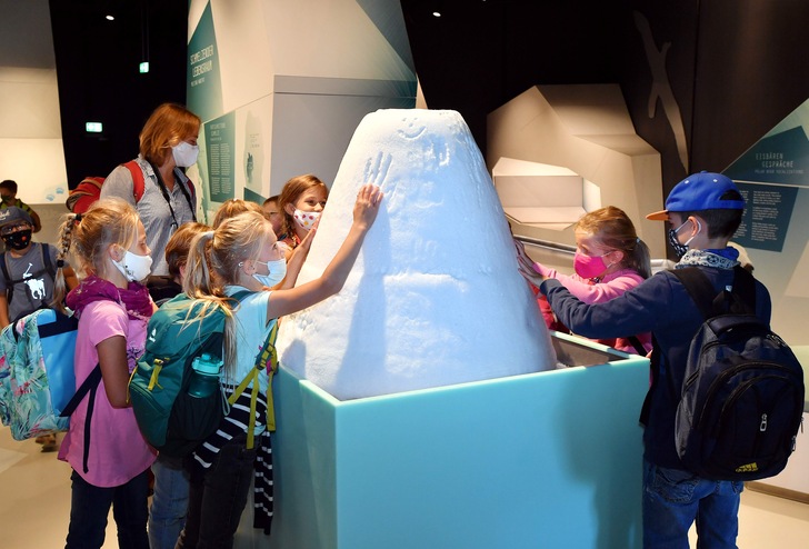 Der neue „Eisberg“ im Rostocker Zoo stieß natürlich auf das enorme Interesse der Kinder. - © Zoo Rostock/Joachim Kloock
