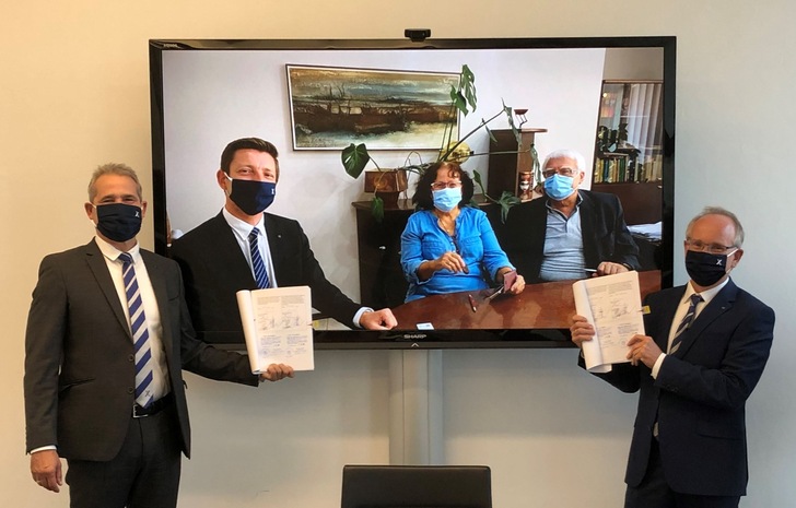 In Corona-Zeiten finden selbst Vertragsunterzeichnungen digital statt (v.Li.): Udo Jung, Geschäftsführer Vertrieb, Technik und Produktion der Trox GmbH, Karl Palmstorfer, Geschäftsführer der Trox Austria GmbH, Mgr. Pavla Zálešáková und Ing. Jan Zahrádka, beide Gesellschafter und Geschäftsführer der Tech-Trade, s.r.o. sowie Thomas Mosbacher, Geschäftsführer Finanzen, Personal, IT der Trox GmbH.