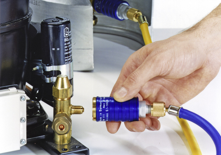 Serviceadapter TW 111 zum Füllen und Evakuierne von Kältemitteln für den anwendungsseitigen Niederdruckanschluss.