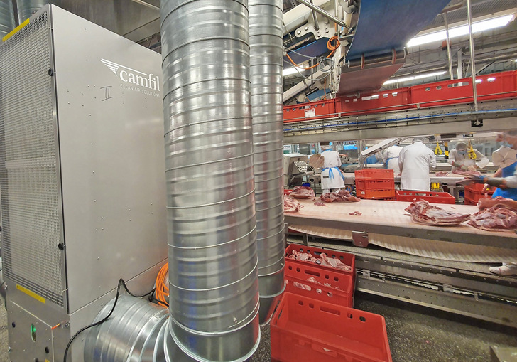 Im Tönnies-Hauptsitz im Bereich der Fleischzerlegung ist der Luftreiniger CC 6000 ausgestattet mit Hochleistungsfiltern HEPA H14 (entspricht dem Reinraum-Standard) erfolgreich im Einsatz.